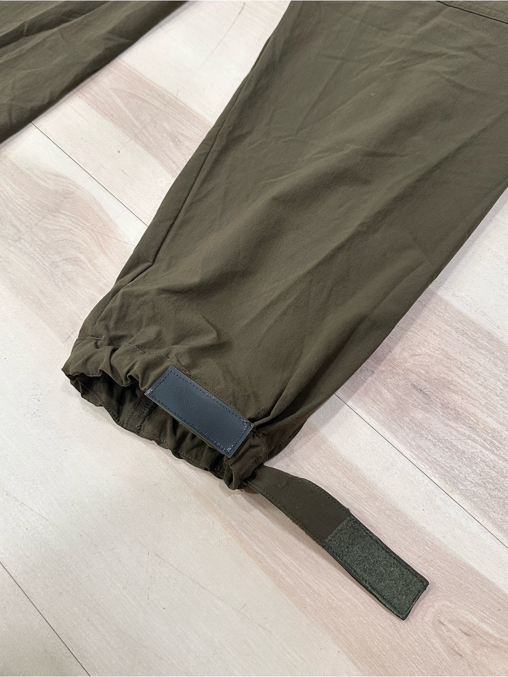 High-Waist City Wise Cargo Pants in Dark Olive by Alo Yoga size XS Casual - Picture 9 of 9
